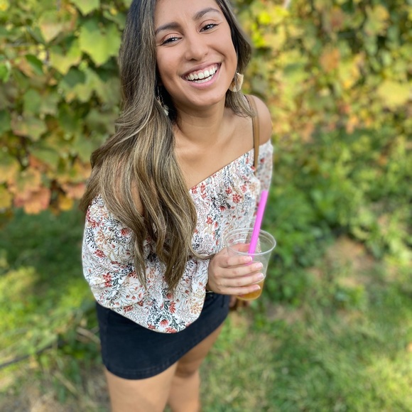 Meet your Posher, Yoselin - Picture 3 of 3